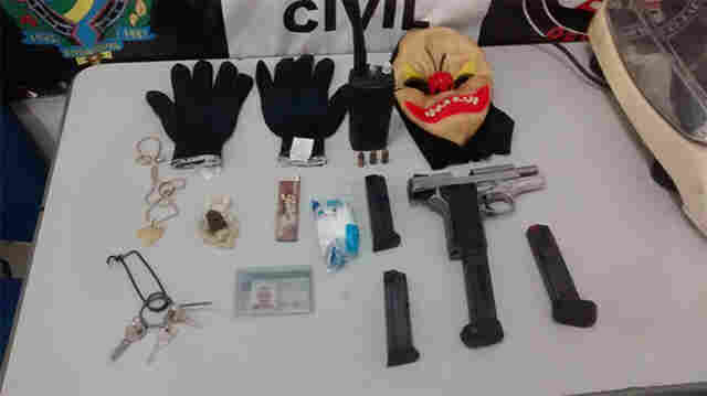 Foragido é preso com arma, carregadores e máscara de palhaço