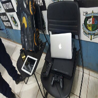 Dupla é presa em flagrante após invadir casa e sair com vários objetos