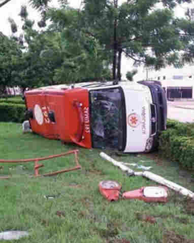 Ambulância com cinco pessoas se envolve em acidente na capital