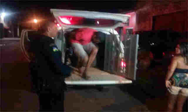 Após denúncia anônima, dois foragidos e duas mulheres são presos com moto roubada