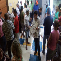 Servidores ocupam prefeitura e exigem pagamento de benefício prometido