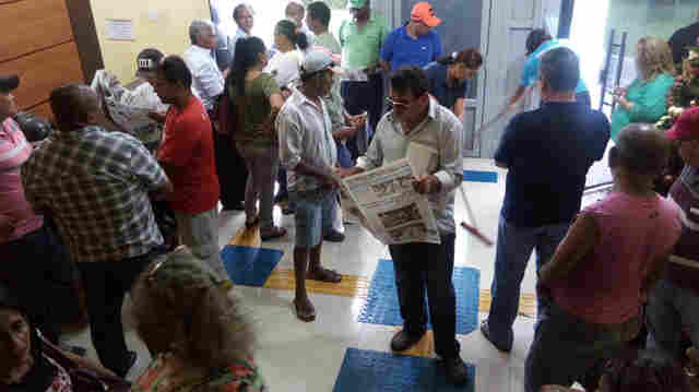 Servidores ocupam prefeitura e exigem pagamento de benefício prometido