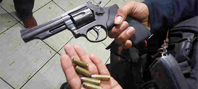 Dupla rende família e troca tiros com a polícia para roubar caminhonete