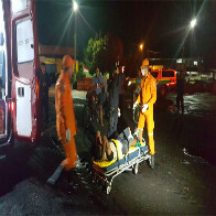 Adolescente colide em mureta ao fugir da polícia com moto roubada