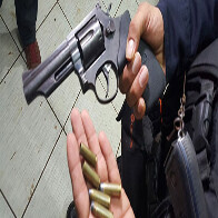 Dupla rende família e troca tiros com a polícia para roubar caminhonete