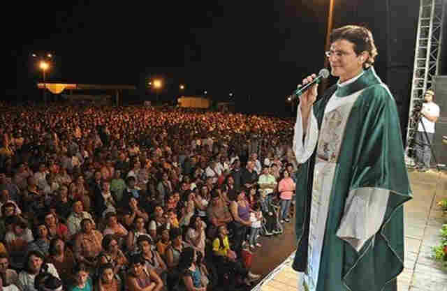 Padre Reginaldo Manzotti faz show em Ji-Paraná no domingo
