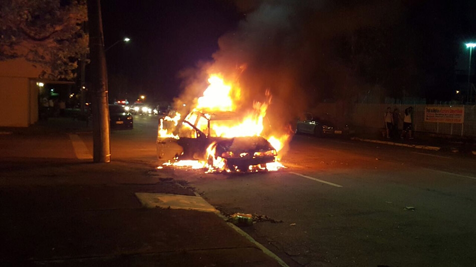 Carro pega fogo no meio da rua em Porto Velho