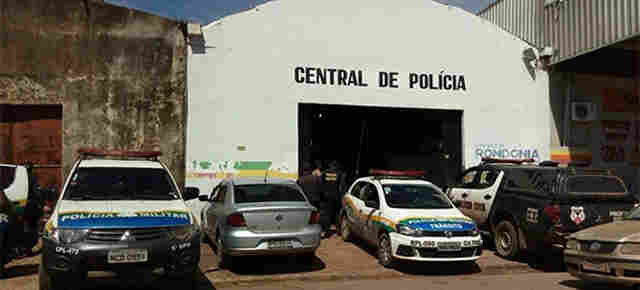 Homem usa pedaço de vidro para roubar casal e acaba preso