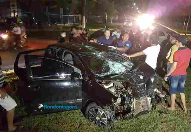 Carro capota com quatro pessoas após motorista avançar rotatória e derrubar árvore