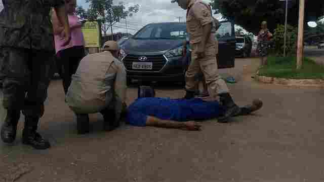 Motociclista se fere gravemente ao colidir com carro