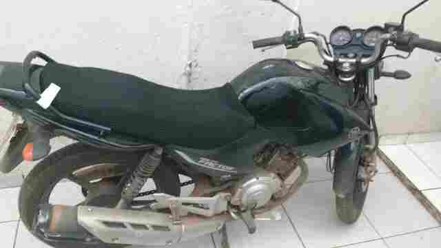 Dupla é presa após roubo de moto em estacionamento de loja da capital