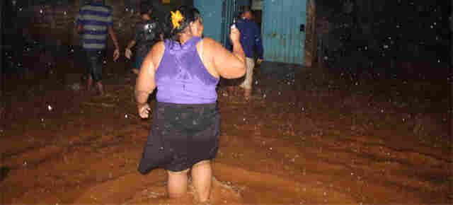 Igarapé transborda e alaga várias casas durante forte chuva; Confira imagens
