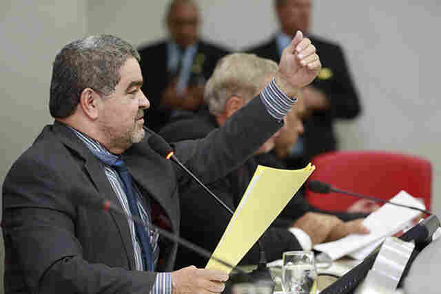 Aélcio da TV pede asfaltamento no bairro Cascalheira, na capital