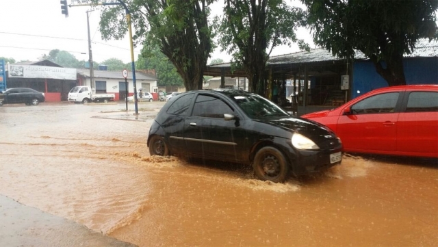 Ruas alagam durante forte chuva em Porto Velho; veja fotos