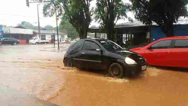 Ruas alagam durante forte chuva em Porto Velho; veja fotos