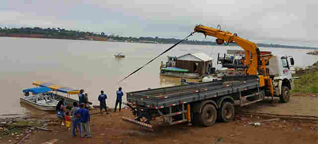 Caminhão perde freio e cai no Rio Madeira com três pessoas