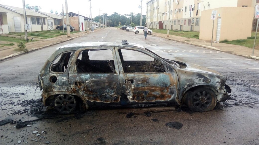 Carro é incendiado após confusão generalizada no Orgulho do Madeira