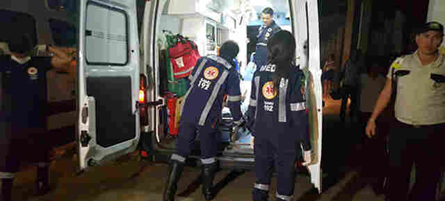 Jovem é atingido com tiro no pé em frente de casa