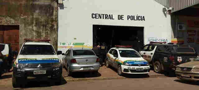 Motorista embriagado foge da PM e só para após ter carro alvejado de tiros