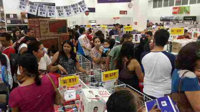 Promoções do Black Friday animam consumidores no shopping; Fotos
