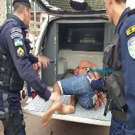 Após perseguição, dupla invade residência na capital e ameaça refém com faca