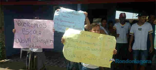 Estudantes protestam por melhorias em escola; diretora diz que problemas são causados por furtos