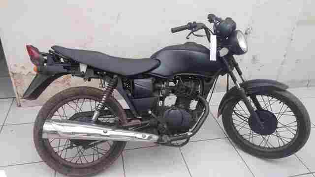 Adolescentes colidem moto na traseira de viatura da PM durante fuga