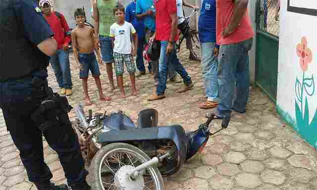 Homem é morto com um tiro em frente a escola