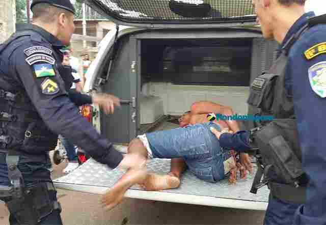 Após perseguição, dupla invade residência na capital e ameaça refém com faca