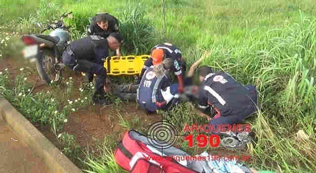 Casal cai de moto na BR-364; homem pode ter fraturado coluna