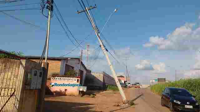 Motociclista atinge poste e moradores ficam sem energia no Bairro do Roque