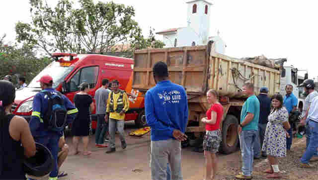 Mulher morre esmagada por caçamba em frente a igreja