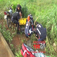 Casal cai de moto na BR-364; homem pode ter fraturado coluna