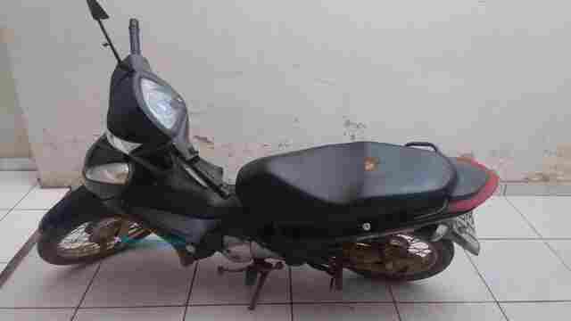 Foragido da Justiça é perseguido e preso com motocicleta roubada