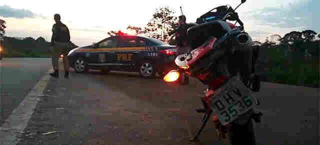 Sem capacete, motociclista colide em proteção e morre na ponte do Rio Madeira