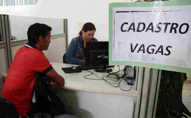 Oferta de empregos temporários cai e procura por emprego no Sine aumenta