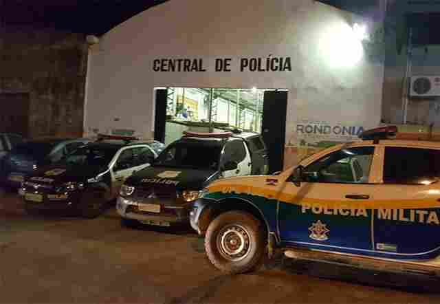 Bebendo com amigo: mulher é presa por maus tratos ao marido de 87 anos