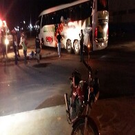 Colisão entre ônibus e moto deixa três pessoas feridas