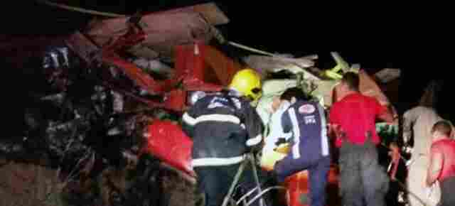 Colisão frontal entre caminhões mata um e deixa outro preso às ferragens