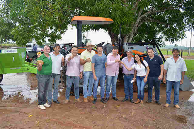 Cleiton Roque entrega trator para associação rural