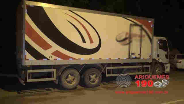 Dois homens são espancados e trancados em baú de caminhão durante assalto