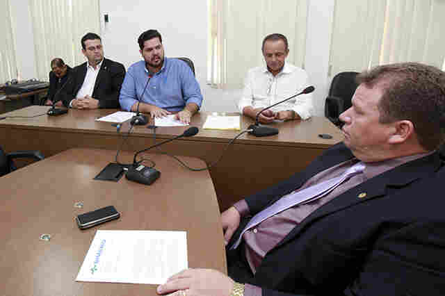 Jean emite parecer contrário a projeto que trata de taxas de licenciamento