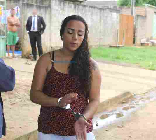 Presidiária escala telhado e pula muro da frente de Casa de Detenção