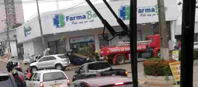Carro para na porta de farmácia após colisão com caminhonete