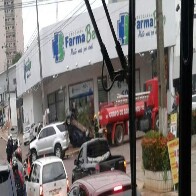 Carro para na porta de farmácia após colisão com caminhonete