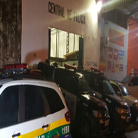 Embriagado, homem agride companheira e ameaça incendiar casa