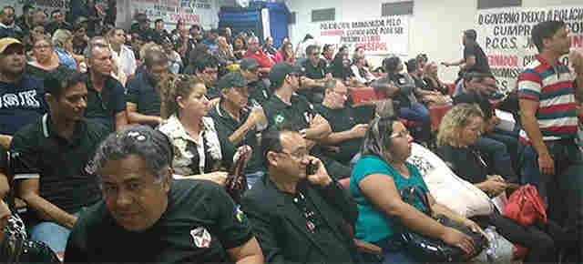 Policiais civis mantém ocupação do plenário da Assembleia