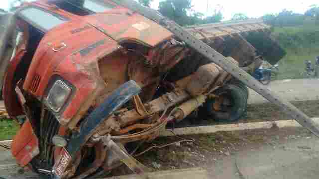Caminhão colide violentamente em poste na BR-364
