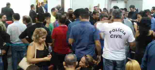 Policiais civis decidem manter ocupação da Assembleia até a votação do PCCS