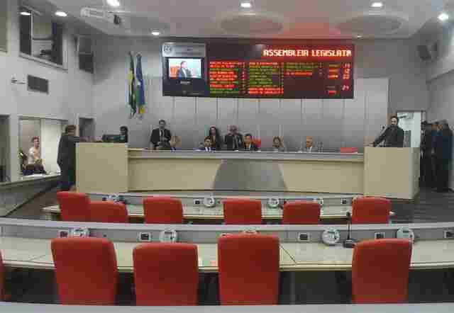 Assembleia cancela sessão e projetos sobre PCCS ficam para a próxima semana